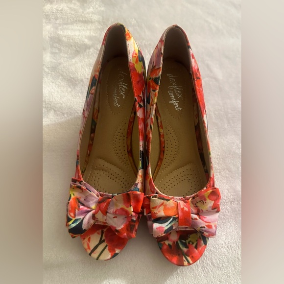 Dexflex comfort 6.5 floral peep toe wedge. Excellent condition. - Picture 2 of 7
